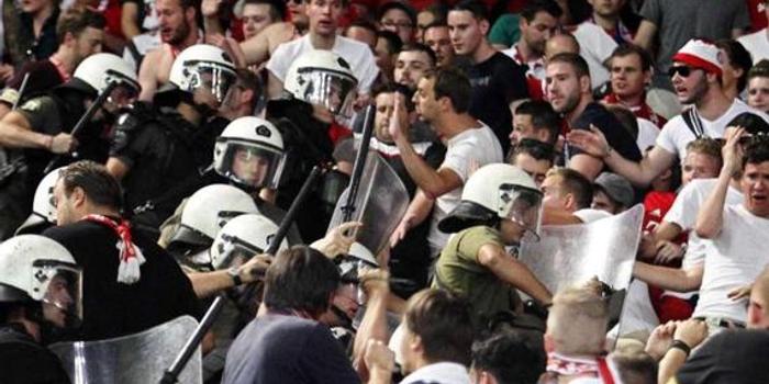  那不勒斯球迷抗议票价，主场氛围陷入冰点危机  