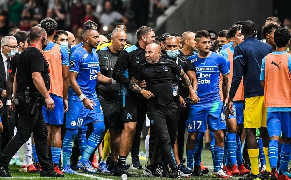  尼斯主场灯光故障比赛中断十分钟  