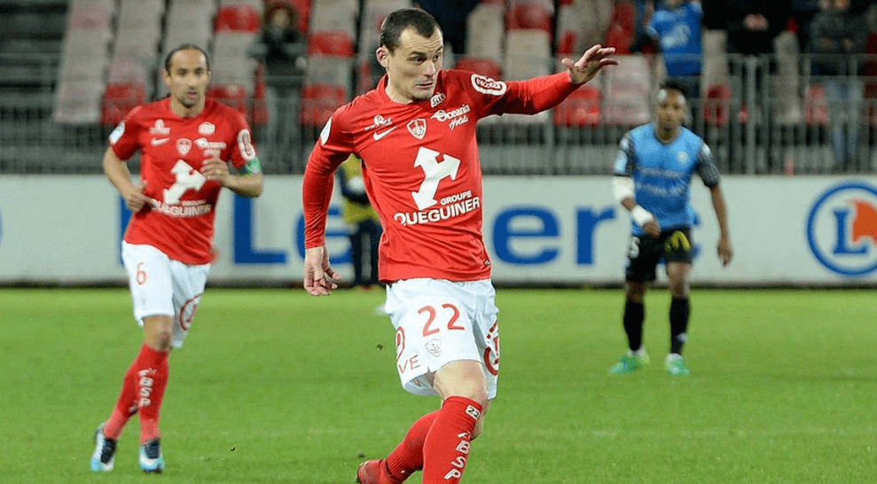  布雷斯特定位球战术奏效连入两球取胜